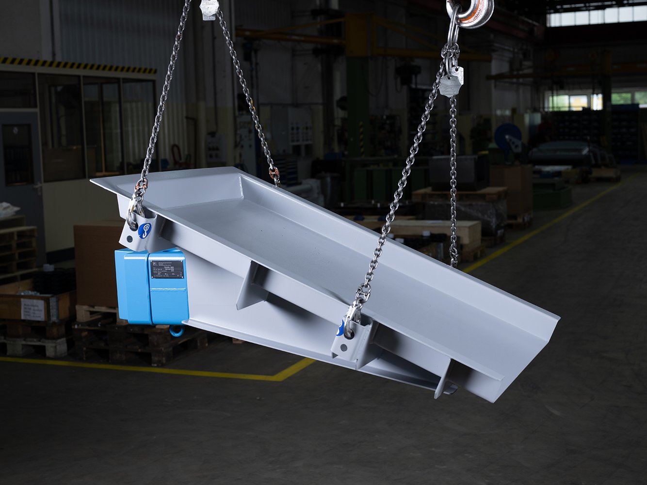 Small vibratory feeder with electromagnetic drive