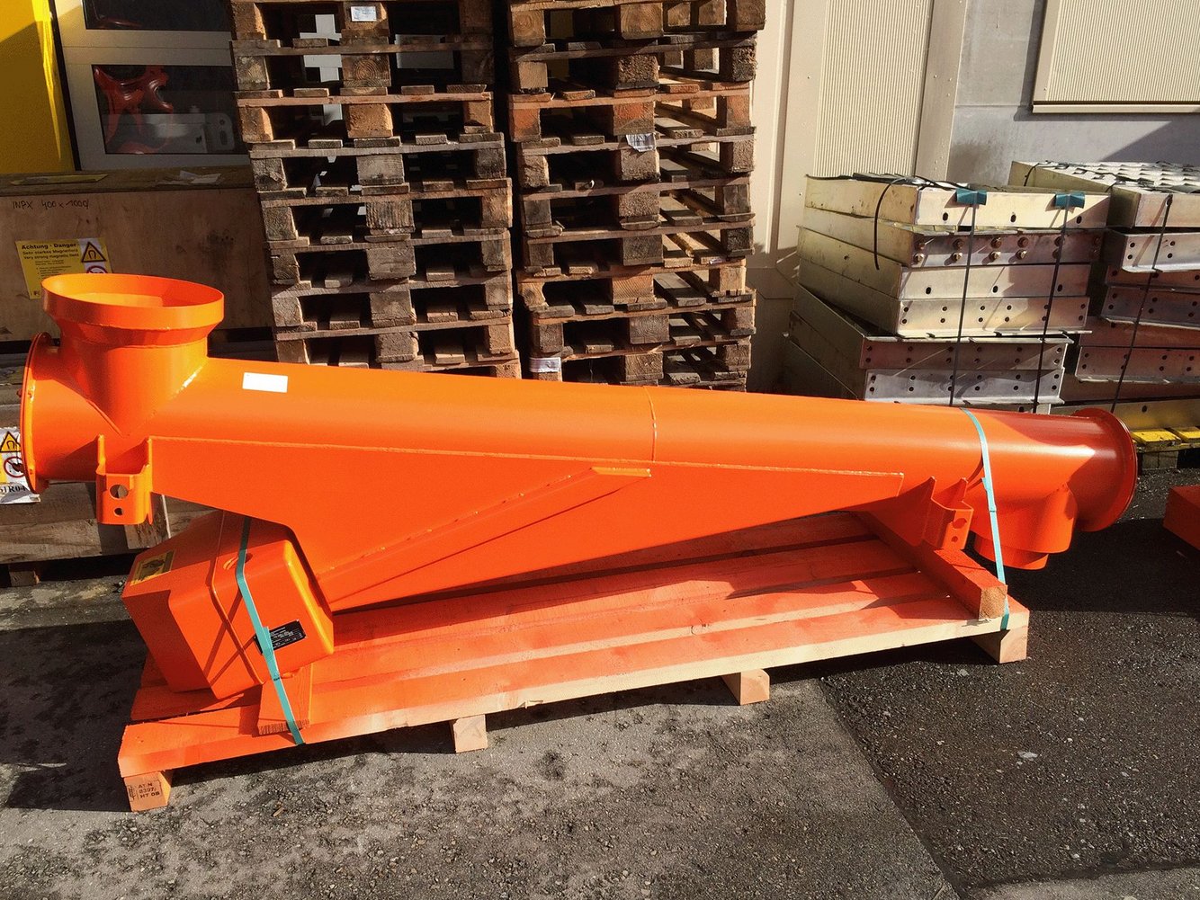 Vibrationsförderrohr mit elektromagnetischem Antrieb