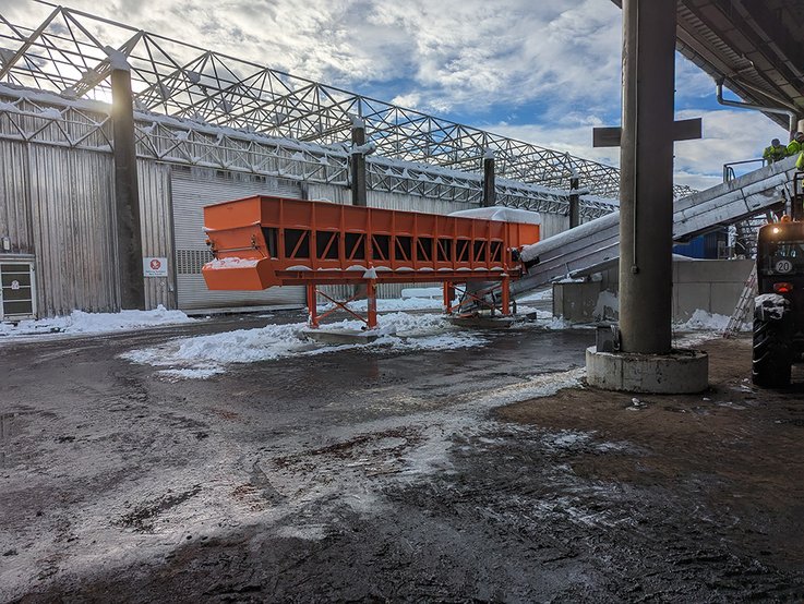 Hopper feeder and conveyor belt of the new AEROSELECTOR compost processing solution